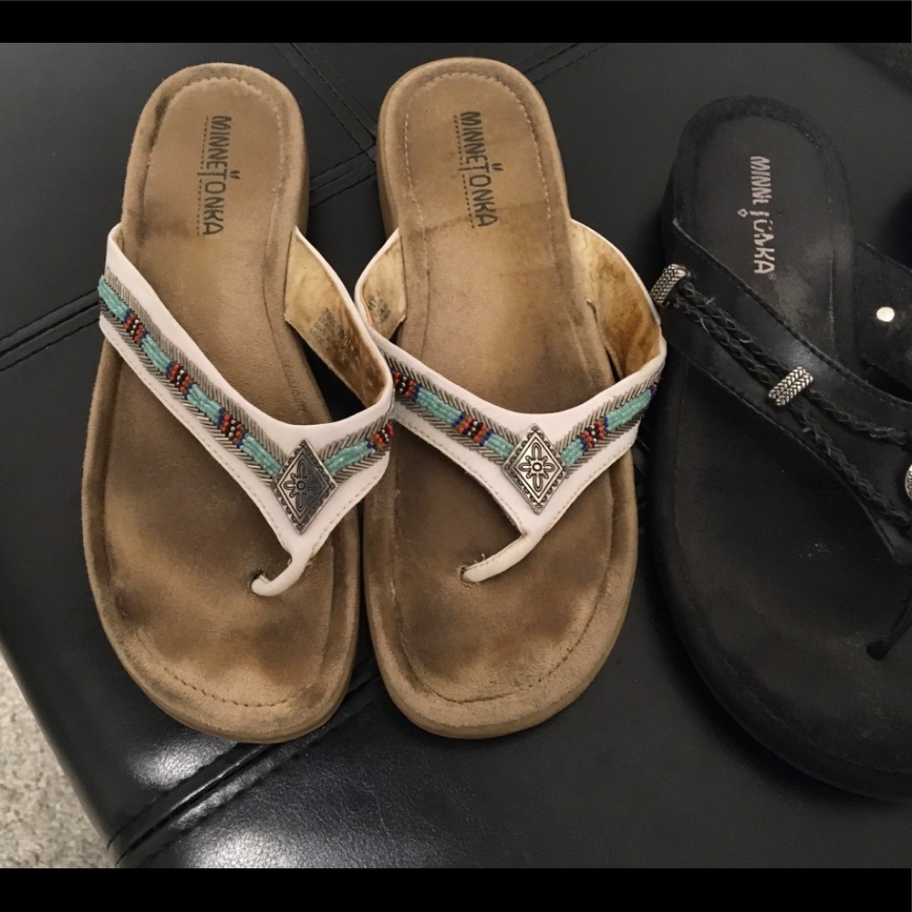 2 PR MINNETONKA SIZE 8 - Picture 2 of 8